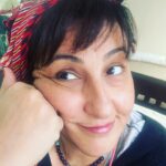 Özlem Tokaslan Instagram – Sabrı,saygıyı, sevgiyi elden bırakmamaya çalışıyoruz ama kimse de sonsuz değil… Konservatuvarda bir hocamız “evet, fakat” kalıbıyla yaklaşılırsa iletişimin verimli bir sonuca ve üretime ulaşacağını söylemişti. Evet.Öyle sevgili hocam.Fakat, işte🧐Başımdaki Rize bezi de haklı öfkeyi ve sabrın sonsuz olmadığını, kesintisiz gök gürültüsü ve yağmuru  simgeliyor efenim.♥️🥰 #rize #yağmur #şimşek #gökgürültüsü #izmir #yuva #oyun #hayat #karya #kaşmir #sevgi #saygı @isikceviz