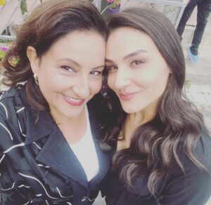 Özlem Tokaslan Instagram - Seninle çalışmak ilaç gibi geldi @asenagirisken Maşallah demek en doğrusu.Seni seviyorum..Öyle bir karşılaşma ki hakikaten sihir  gibi”🌹♥️ #aldatmakdizi #sethalleri #kardeş #canım #aktris #yeşim&ilknur