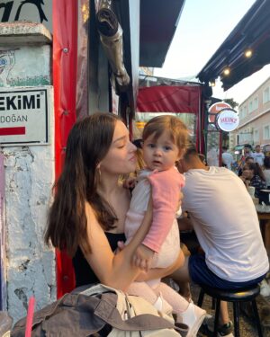 Ülkü Hilal Çiftçi Instagram - hello ben ve dumplarim geri donduk 🌹🌹

sona surpriz bir oglum biraktim🤓