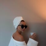 Üzel Kərimova Instagram - İçimdəki hiss deyir ki, hər kəs arzularını toplayıb yeni ili ən xoş hisləri ilə qucaqlamağa hazırlaşıb. Sanki 2024 öz sehri, öz möhtəşəm enerjisi, özünə məxsus gözəllikləri ilə gəlir. Çooox gözəl arzularım var hər kəsə.. indi sadəcə “Gələcək günəşli günlərə” deyib günü təbəssümlə başlamaq istəyirəm ☀️