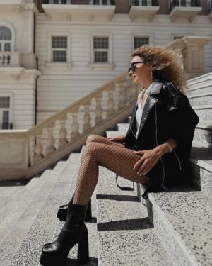 Üzel Kərimova Instagram - 🖤🪽