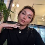 Üzel Kərimova Instagram - ..bu aralar günlərim biraz yorğun keçir, işlərim qarışıq. Bunlar kifayət deyilmiş kimi güvənim də yenidən sarsıldı. Nəzərə alsaq ki, ehtiyyatlı və gec güvənən insanam.. bəlkə də özümü səhv tanımışam. Yolunda getməyən hər şeyi havaların boynuna atıb havanı izləmək istəyirəm. Düzələndə düzələcək :) Bunlarla yanaşı gözəlliklər də daxil olur həyatıma. Təbiətim durğun olsa da həyatım dalğalıdır :)