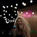 Üzel Kərimova Instagram - Əhvalsız idim bu vaxtlar. Xoş olmayan bir ehtimalla, o ehtimalın olmaması arasında bir hiss yaşayırdım. Dondurma sevmirəm, o gün ən sevdiyim bir şey kimi aldım onu. Bu şəkillərdən əvvəlki hissələrdə çox gülmürəm, amma bunlar başqa idi. Çünkü sevdiyimiz və bizə dəyər verən dostların ömrümüzdə yeri başqa olur. Ula “gül” dedi, çəkəndə şəkili. “Yaxşı gülməsən çəkməyəcəm, bugün çox gözəl görünürsən” dedi :) Bir həftə əvvəl o ehtimal yaxşı çıxdı, pis olan hər şey həyatımızdan gəlib keçir, bizə yenə yaxşı insanlar, yaxşı xatirələr qalır. Etiraf etməliyəm, yay üçün darıxıram, xüsusilə bu ay gələndə. Çox sağol 🤍 @ula.sharbatova