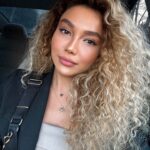 Üzel Kərimova Instagram – Sevgi nədir? :) 

Bu arada bayramınız da mübarək 🤍💋
