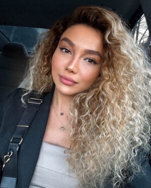 Üzel Kərimova Instagram - Sevgi nədir? :) 

Bu arada bayramınız da mübarək 🤍💋