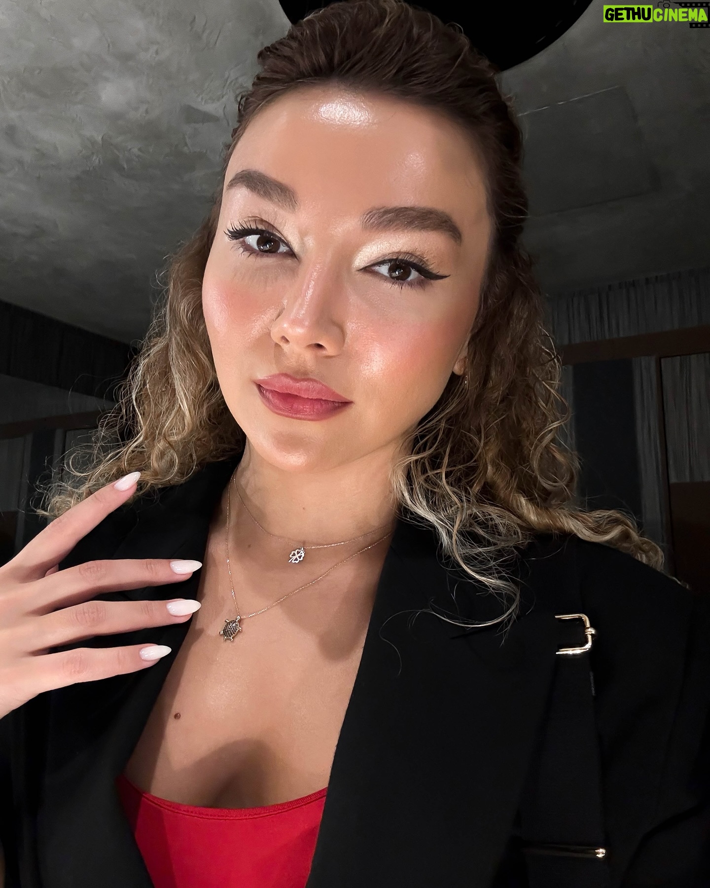 Üzel Kərimova Instagram - Biz uşaq olanda, bayram, yadların bir birini xatırlaması, ‘yadımdasan’ deməsi kimi bir şey idi.. Mən elə xatırlayıram. Çünkü doğmalar hər zaman bir birinin ətrafında olurdular. Hədiyyələr üçün çox da xüsusi günə ehtiyac olmurdu. “Bunu sənin üçün almışam” hələ də doğmalarımın səsindən canlandıra bilirəm xəyalımda. Yeri, tarixi gələndə hiss edirsən nə qədər çox xatirə topladığını. Bugün hiss elədim nə qədər yadın doğma, nə qədər doğmanın zamanla yaddan da yad olduğunu. Həyat tam da hər birimizin bildiyi bir mahnının sözləri kimidir… Əslində bu bir təşəkkür yazısıdır :) Dünən günümü gözəlləşdirən hər kəsə təşəkkür edirəm. Hər günümü gözəlləşdirən doğmalara da. Yaxşı ki, siz 🤍 Tək günümüz deyil, hər günümüz mübarək 💕 :)