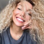 Üzel Kərimova Instagram - Necə deyirdi bir mahnıda?! “Sadece sev beni” 🖤🌏🎵