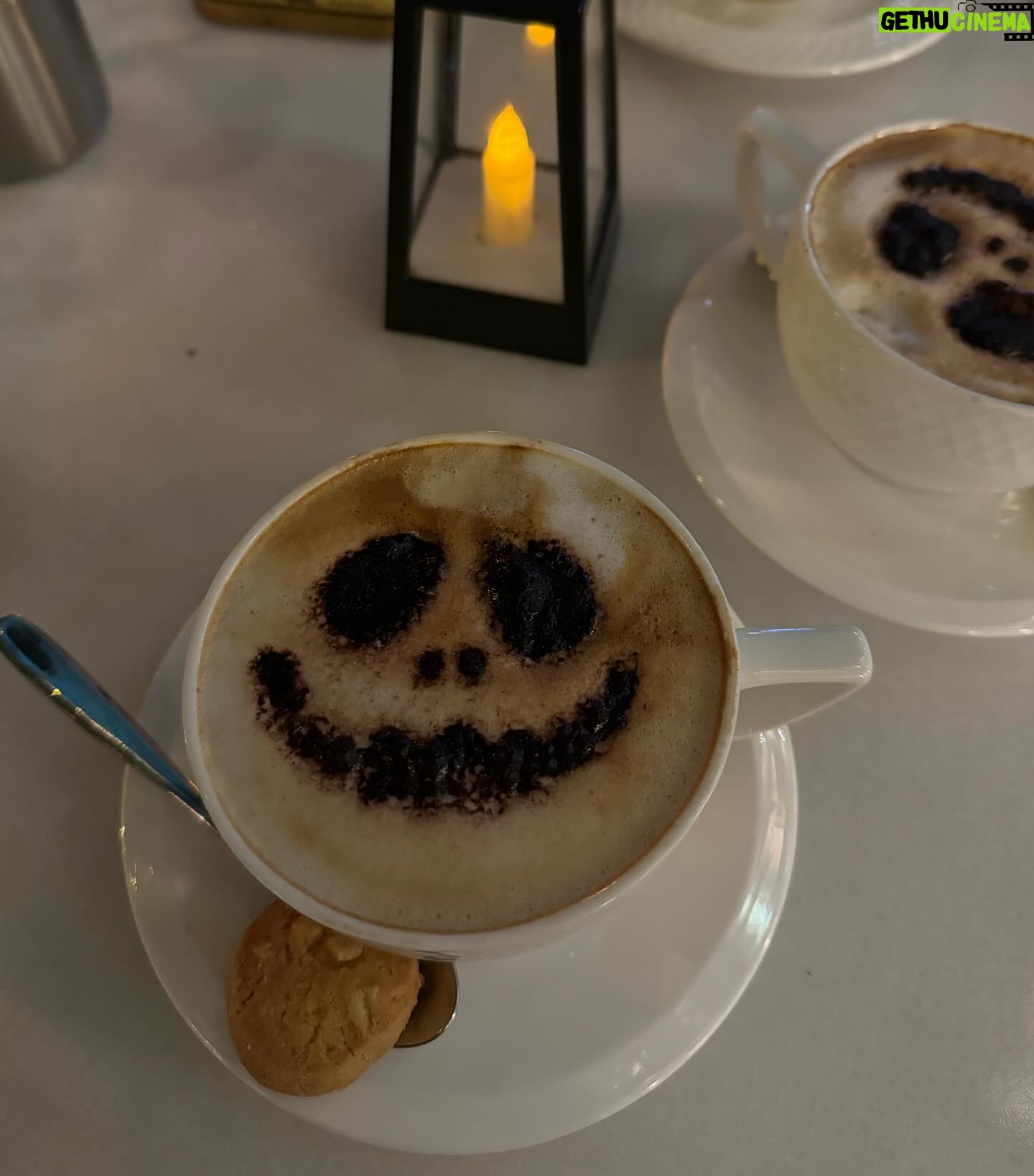 Üzel Kərimova Instagram - Neçə gündür qeyd edib bitirə bilmədik :) #happyhalloween