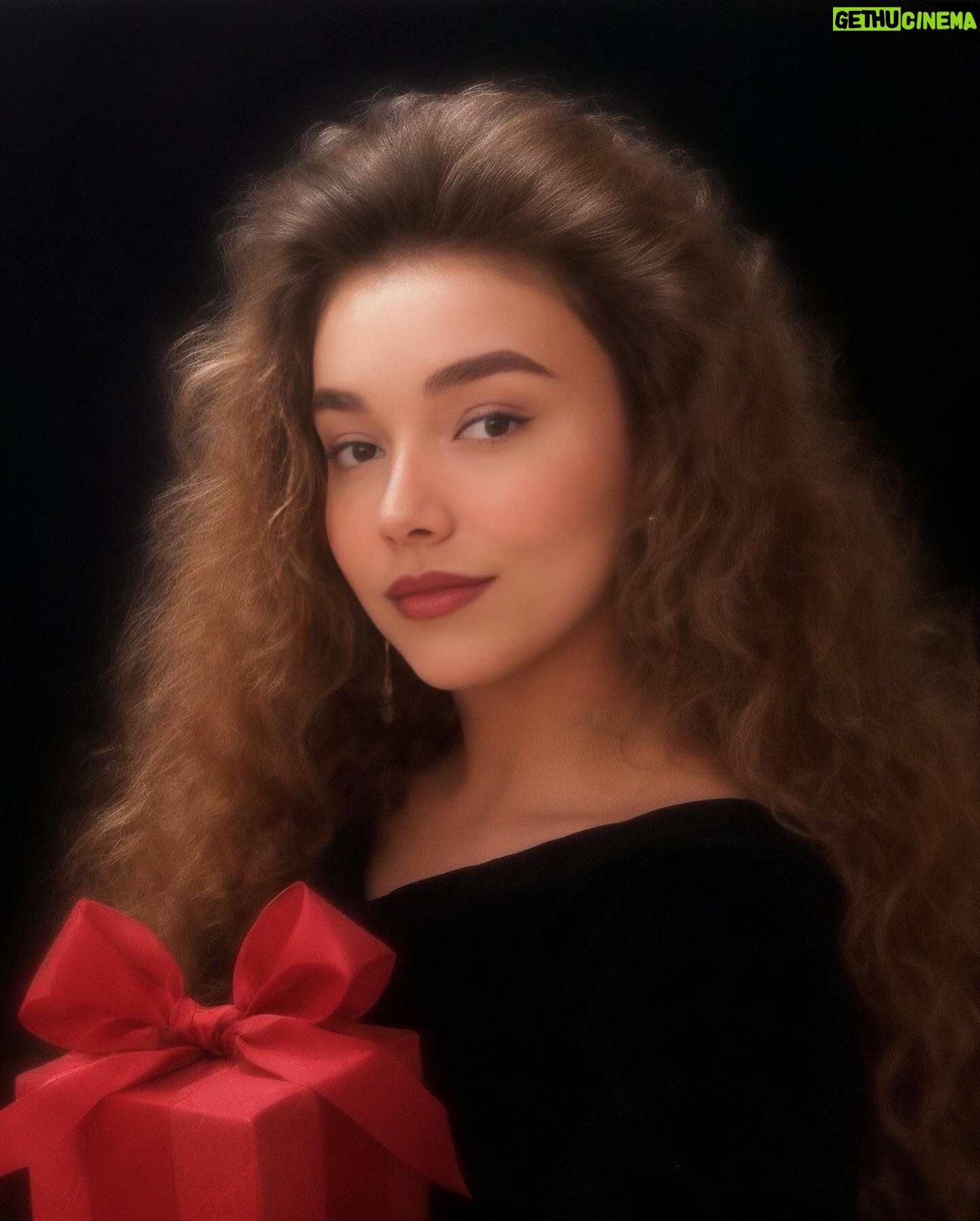 Üzel Kərimova Instagram - ‘Qonşudan geri qalma’ postu 🎄❄️☃️