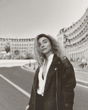 Üzel Kərimova Instagram - 🖤🪽