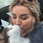 Üzel Kərimova Instagram - Honey’lə ilk uzun yol səfərimiz :) Darıxmışdım, yerində bişən qutab, qəndlə içilən samovar çayı üçün 🫠
