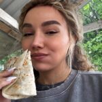 Üzel Kərimova Instagram - Honey’lə ilk uzun yol səfərimiz :) Darıxmışdım, yerində bişən qutab, qəndlə içilən samovar çayı üçün 🫠