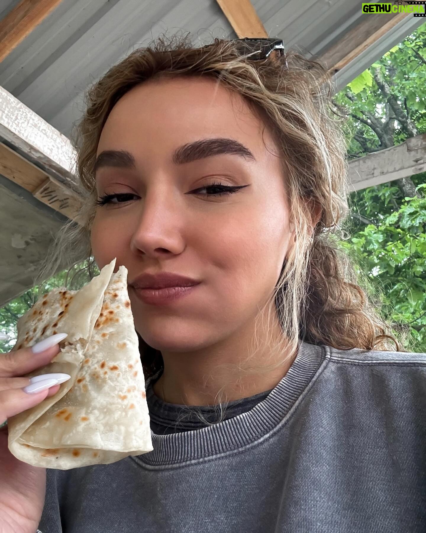 Üzel Kərimova Instagram - Honey’lə ilk uzun yol səfərimiz :) Darıxmışdım, yerində bişən qutab, qəndlə içilən samovar çayı üçün 🫠