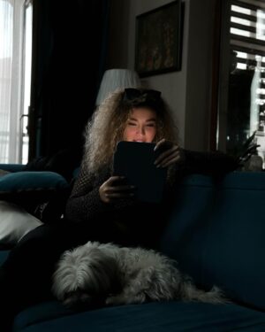 Üzel Kərimova Instagram - Ssenari oxuyarkən insan içində üz cizgilərimi mümkün qədər sabit tutmağa çalışıram :)