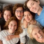 İdil Sivritepe Instagram - “sus ve görünme” diyen tüm herkese rağmen “ay ne kadar güzel görünüyoruz yaaa! “ 🌻 Bakın bu kadınlar bana en çok gülmeyi ve kalpten sevmeyi öğretti. 🌹kendi hayallerimin peşinden koşmayı, emek vermeyi, hatta kavga edebilmeyi. Birlikte daha güçlü kadınlar, günümüz bugün 🫶🏻