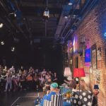 İdil Sivritepe Instagram - Böyleli bir gün! Ne diyebilirim ki 🌻 Çağ ve Bala bizi kendi modern sanat müzelerinde ağırladı. Biz de İpek Bilgin ve Deniz Türkali’den önce sahneyi ısıtmanın gururu ile şakalar yapıp durduk. 🙃 ‘Phoebe Waller Bridge’ t-shirt’üm ve Olgu ile habersiz aynı şekil giyinmemiz dahil tüm saçmalıklarımız ve derin derin laflarımız :) yakında yayında olacak 💎 #craftartytalks