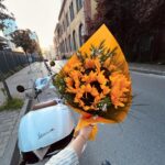 İdil Sivritepe Instagram - Böyleli bir gün! Ne diyebilirim ki 🌻 Çağ ve Bala bizi kendi modern sanat müzelerinde ağırladı. Biz de İpek Bilgin ve Deniz Türkali’den önce sahneyi ısıtmanın gururu ile şakalar yapıp durduk. 🙃 ‘Phoebe Waller Bridge’ t-shirt’üm ve Olgu ile habersiz aynı şekil giyinmemiz dahil tüm saçmalıklarımız ve derin derin laflarımız :) yakında yayında olacak 💎 #craftartytalks