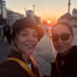 İdil Sivritepe Instagram - 1. öz çekim!?! yapmalıyım sanırım 2.arpistlerin akort yapma kaderi 3. güneş batarken ardında tepelerin fotoğraf çekilesi geldi teletabilerin (deniz lala, ben po) 4. kafamı açan bir yer 5. harikulade yetenekli bir kardeş (ilk fotoğrafın başlığını ‘dudak nemlendiricisi olan var mı?’ yapmak üzereyim)