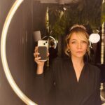 İdil Sivritepe Instagram - o şarj aleti çok iyi, öneri bir. Ka(h)küle gerek yok, öneri iki. Banyoya led ışık almaya gidiyorum.Öneri üç. 💄