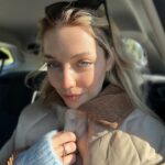İdil Sivritepe Instagram - Sıkı durun geliyorum pozu ! 🕺🏼 bu ara kafam benden önde gidiyor. Heyecan bastı! Oyunumuz ilk defa evden dışarı çıkıyor yarın ve ben ilk defa büyük ve kalabalık sahnede oyun oynayacağım. Korkuyorum güzel güzel 🥹 Alan Kadıköy bekle bizi 🫠 Sonraki hafta havalar tam ısınmışken Avrupa’da üşüyelim tatili planladık her ne hikmetse.. ayak üşüme sorunsalıma geri dönüş yapacağım ama konu kavuşmak ve gezmek ve tabii ki doymaksa :) sorun yok ve döner dönmez kısa filmimiz var..bu ara her gün yönetmenlerimin başını sorularımla şişiriyorum gibi 🫶🏻 biraz önce “akşam yine ‘niye, neden? ‘ temalı uzuuun mesajlar atarım” dedim güldüler mesela, şanslıyım beni seviyorlar sabırlı insanlar.💎 Ayrıca bu şarkı videosu çok sevildi ‘çek’ diyor herkes! Cenk’i üstüne gitar atıp alıkoymalıyım :) influencer’lar ne zormuş işiniz saygıyla eğiliyorum önünüzde 🫡