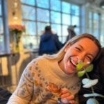 İdil Sivritepe Instagram - Bu sene çok çiçek yapmış baksanıza. Bir sürü insan bana çiçek almış, vazom hep dolu kalmış ve bu sabah orkidem yeni gonca vermiş. Sanırım her şey pek yolunda 🪻 bir tek yakamdaki gelincik iğneyi kaybettim. Onu da Paris’e gidecek bir arkadaşım hatta CANIM ARKADAŞIM @andacp (artık almak zorundasın baskıladım sjdjdj) bana alıp gelecek bir tane 🐝 sonda canım partnerim Olgu ile viral olan!?!? videomu paylaşma cesareti gösterdim. Mazur görün 🤍