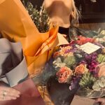 İdil Sivritepe Instagram - Bu sene çok çiçek yapmış baksanıza. Bir sürü insan bana çiçek almış, vazom hep dolu kalmış ve bu sabah orkidem yeni gonca vermiş. Sanırım her şey pek yolunda 🪻 bir tek yakamdaki gelincik iğneyi kaybettim. Onu da Paris’e gidecek bir arkadaşım hatta CANIM ARKADAŞIM @andacp (artık almak zorundasın baskıladım sjdjdj) bana alıp gelecek bir tane 🐝 sonda canım partnerim Olgu ile viral olan!?!? videomu paylaşma cesareti gösterdim. Mazur görün 🤍
