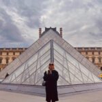 İdil Sivritepe Instagram - Bir yerlere gitmek bana hep çok iyi geldi.Bu öğrencilik dönemlerimde ya da mesleğe ilk başladığımda pek yapabildiğim bir şey değildi. Hem imkanlar diyelim, hem de çalışırken gestapoya dönüştüğüm için kendime izin verememek.. hayatını sıfırdan inşa etmiş kişiler beni anlayacaktır. O zamanlar kahvemi yapıp, kamp sandalyesini alıp parkta kitap okumaya ya da evde kendime güzel bir sofra kurmaya çalışırdım. Hayat bana şuan bol bol gezebilme fırsatı veriyor. Ben de kendi yakamı biraz bıraktım. Yaşamak için çıkmalı, bir şey yapmalı.. yakında da uzakta da çok güzel yerler var. Kapının bir adım dışarısında.. gitmek o yüzden canımı hiç sıkmaz. Giderim. Bu sene çok sevdiğim bir arkadaşım @denizgk şöyle dedi. “İdil, dur daha neler yaşayacaksın?” 😌 Daha neler yaşayacağım hayat? Göster bana!
