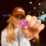 İdil Sivritepe Instagram - Bu sene çok çiçek yapmış baksanıza. Bir sürü insan bana çiçek almış, vazom hep dolu kalmış ve bu sabah orkidem yeni gonca vermiş. Sanırım her şey pek yolunda 🪻 bir tek yakamdaki gelincik iğneyi kaybettim. Onu da Paris’e gidecek bir arkadaşım hatta CANIM ARKADAŞIM @andacp (artık almak zorundasın baskıladım sjdjdj) bana alıp gelecek bir tane 🐝 sonda canım partnerim Olgu ile viral olan!?!? videomu paylaşma cesareti gösterdim. Mazur görün 🤍