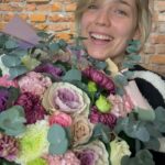 İdil Sivritepe Instagram - Bu sene çok çiçek yapmış baksanıza. Bir sürü insan bana çiçek almış, vazom hep dolu kalmış ve bu sabah orkidem yeni gonca vermiş. Sanırım her şey pek yolunda 🪻 bir tek yakamdaki gelincik iğneyi kaybettim. Onu da Paris’e gidecek bir arkadaşım hatta CANIM ARKADAŞIM @andacp (artık almak zorundasın baskıladım sjdjdj) bana alıp gelecek bir tane 🐝 sonda canım partnerim Olgu ile viral olan!?!? videomu paylaşma cesareti gösterdim. Mazur görün 🤍