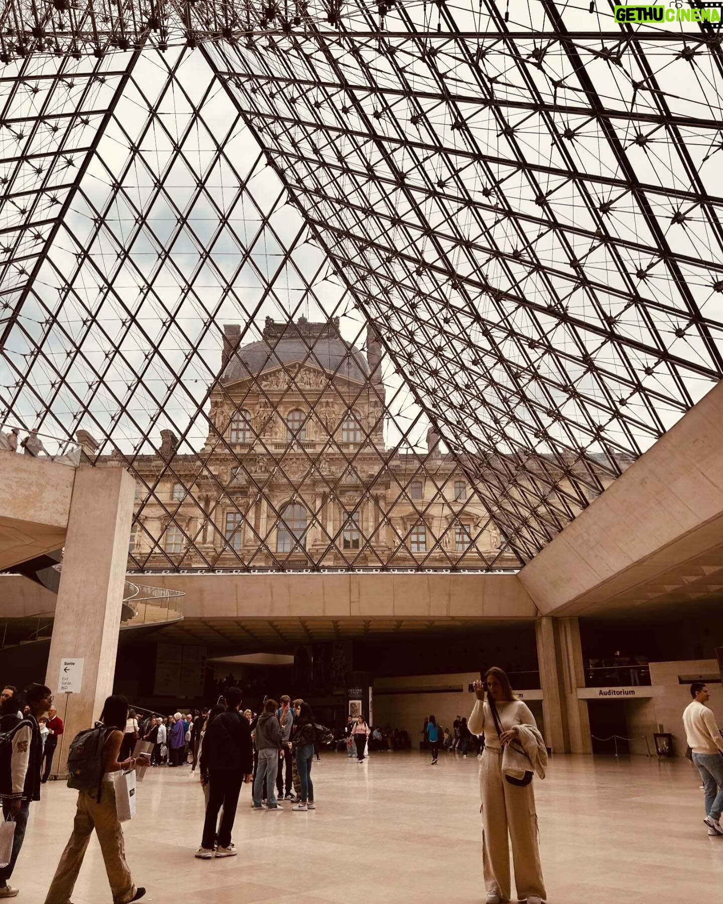 İdil Sivritepe Instagram - Paris, çok sevdiklerimle.🌹 o kadar çok fotoğraf var ki, bir süre buraları işgal edecek gibiyim :)
