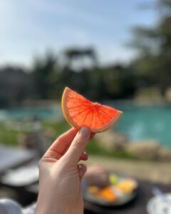 İdil Sivritepe Instagram - Greyfurtun güzel bir meyve olduğunu fark ettiğim verimli bir gün.