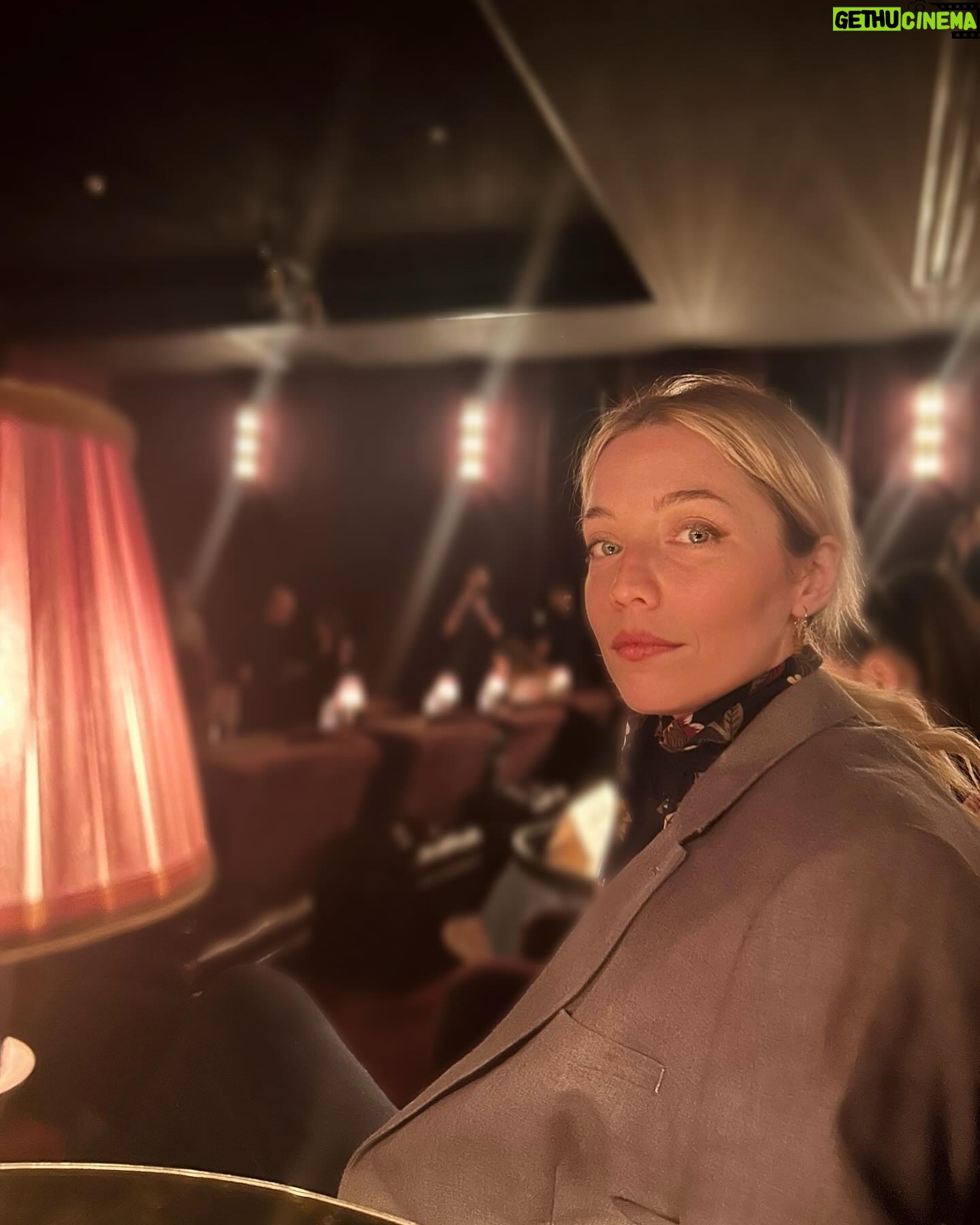 İdil Sivritepe Instagram - İçinde bulunmaktan mutluluk duyduğum, Ferzan Özpetek’in İstanbul Üçlemesi kısa filmleri İKSV kapsamında gösterimde. Mümkün kılan herkese ve her şeye sevgiyle 🌹 @iksv_istanbul