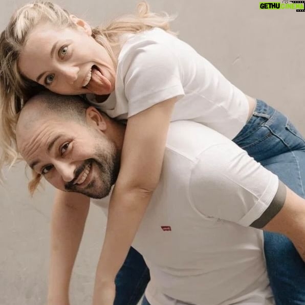 İdil Sivritepe Instagram - Yol, hazırlık, gereksiz şakalar, biraz dans ve kapanış 🕺🏼 #84906274oldfools #biroyungünü