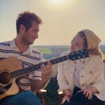 İdil Sivritepe Instagram - İyi pazarlar 🌱 bolca hasta geçirdiğimiz bir haftayı “Kutlama” ile kapatıyoruz. Çünkü bence her şeyin çözümü Sezen Aksu’dur. :) Her masanın sonu, her sevincin kutlaması, her kaybın yasını tutarken elimi tutan arkadaş gibi Sezen’in sesi ortaya çıkar. Bu hafta video bile çekemedik. İyi, yoğun, hasta derken bugüne ışınlandık. Bu video kendimiz için çektiğimiz bir kayıttı. Umarım seversiniz. Çok sevdiğimiz bir şarkı yine.. çok sevdiğimiz Sezen’den..hasta olanları ayağa kaldırsın, sizi pikniğe çıkartsın bugün. 🌱