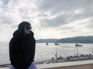 Şafak Pekdemir Instagram - #düşmeihtimaliminolduğuyerlerdeoturmayıseverim