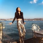 Şafak Pekdemir Instagram - #yokbeoğlumnepozubenhepbutarz Rahat rahat poz verebilenlerden misiniz? Misal benim için insansız hava sahası lazım yoksa biraz geriliyorum,sanmıyorum ama belki biraz da utanıyorum😂