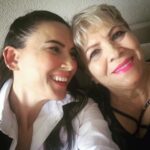 Şebnem Dönmez Instagram – Rahminden dünyaya geldiğim, besleyen, bakan, büyüten bana herkesten ve her şeyden çok öğreten kadın.  Adı gibi çok Saadet’li bir yaşamı olmadı ama o her zaman şen kahkahalar atmayı seçti. Tırnaklarını kırmızıya boyadı, renklere büründü yani inadına bu hayatı çok sevdi.
Çok tuhaf. Artık bu dünyada olan bir anne ve babanın kızı değilim. Ama bu bedende ikamet ettiğim sürece hep annemle babamın kızıyım. Bu dünyadan bir Saadet hanım geçti. Gülen yüzünle daima kalbimde olacaksın annecim. 

İkinizin de yolu hep ışık olsun.