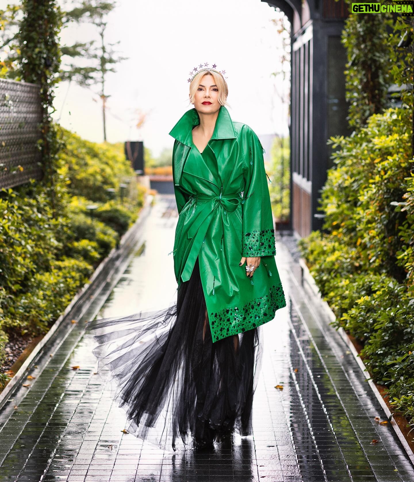 Şebnem Dönmez Instagram - 💚 @guzellikyayinda Aralık Sayısı Mekan: The Peninsula Hotel Fotoğraf: Selin Saral Röportaj Gözde Atakoğlu Styling: 816 Styling ( Mina Tanay - Burcu Çam ) Makyaj: Nars ve Shiseido ürünleri ile İsmail Bozkuş Saç: Okan Zengin