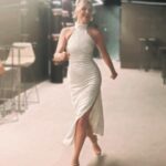 Şebnem Dönmez Instagram - 48 saatliğine Dubai🌴 çok kahkaha .. çok dans.. klüpte dans ederken vuran ayakkabıları çıkarıp Dubai sokaklarında çıplak ayak salınımlar.. enerjimizden ve eğlencemizden nasibini almak için yolu uzatan taksi şöförleri.. nefis karşılaşmalar..nefis yemekler.. nefis tanışmalar.. @tgrltlk sana bayılıyorum. Seninle dünyanın öbür ucuna giderim. Bir de sayende @zeynepozneseli geldi. İyi ki geldi be ! Oh be! Emeği geçen, sebep olan herkese ve canım @irem_dubai ye çook teşekkür ediyorummm.