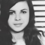 Şebnem Dönmez Instagram – Rahminden dünyaya geldiğim, besleyen, bakan, büyüten bana herkesten ve her şeyden çok öğreten kadın.  Adı gibi çok Saadet’li bir yaşamı olmadı ama o her zaman şen kahkahalar atmayı seçti. Tırnaklarını kırmızıya boyadı, renklere büründü yani inadına bu hayatı çok sevdi.
Çok tuhaf. Artık bu dünyada olan bir anne ve babanın kızı değilim. Ama bu bedende ikamet ettiğim sürece hep annemle babamın kızıyım. Bu dünyadan bir Saadet hanım geçti. Gülen yüzünle daima kalbimde olacaksın annecim. 

İkinizin de yolu hep ışık olsun.