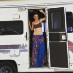 Şebnem Dönmez Instagram - Herkes gibi seyahat etmeye bayılırım. Kuzey ay düğümü yay olanlar gezenti olurlar. (evet ya ben astrolojiye inanıyorum:) yani güçlü bir niyetle istersem bir şekilde oldururum ayıptır söylemesi. Günün şartları hemen o niyete doğru hizalanmaya başlar. Sihirli bişeyler olur, yollar açılır, zaman uygun hale gelir ve bi bakmışım uzaklardayım. Seferi geçen uzun bir dönemden sonra canım hiç bir yere gitmek istemiyordu. Biraz oraya biraz buraya kısa tatiller dışında 2017’den beri olduğum yere kökleniyorum. Ama rüzgar değişti. 2024 gezme yılı olacak. Özellikle ikinci yarıda listemde hala görülmemiş yerlere gitmenin tohumudur bu post. 1- Machu Picchu 2- Shasta Dağı 3- Avustralya 4-Cliffs of Moher 5- Floransa 6- Londra 7-Koh Phangan 8-Cenevre sokakları 9- Cape Town 10-Sacred Valley