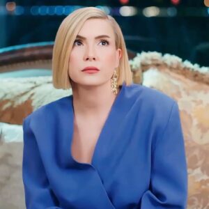 Şebnem Dönmez Instagram - Ah başını kaçırdım! Son dakikalarından sesleniyorum.
Anlatılmaz yaşanır bi deneyimdi. Bu şahane deneyim seyircinin sevgisiyle katlanarak büyüdü.
Son 1,5 yılında dahil olduğum bu nefis projede hayatıma giren şahane insanlar, unutulmaz anıları kalbime koydum✨ muhteşem #yasakelma evreni bu akşam ekranlara veda ediyor. 
Diziyi canım @eda.ece de bu akşam arkadaşlarımla izleme keyfini kaçırdım ama kalbim sizinle güzeller !
Yapımda, tasarımında, ekrana gelişinde emeği geçen herkese sonsuz teşekkürler🌟 
hepinizi çok seviyorum!
@sevvalsam @eda.ece  @ssereennayy @ayybuke @sonattokuc @selaley @melisadogu @bdamlayilmaz @eceerdek @karpooz @sevdaerginci @serkanrutkayayikoz @vildan.vatanseverr @murataygen @1murataydogdu @emrekzlrmk @bylecielofficial @nehirerdogan  @eceozdikici @bahtiyarmemili  @barisaytac @ismail.kaplan  @elfturg @ibrahim.adibelli @duygusinannn @bekiraksoy @kenanacr @denizbulutguner @zeyzeynooo #meliscivelek @medyapimresmi @yasakelmafox 

Burada adını sayamadığım, sayıca oldukça kalabalık, perde arkasında arı gibi çalışan ve her daim mutlu ve rahat olabilmemiz için bizlere  özenle yaklaşan kamera arkasındaki çalışma arkadaşlarıma ve 
bu değerli emeğe büyük bir sevgiyle karşılık veren seyirciye çok teşekkürler⚡️bu sevda bitmez !