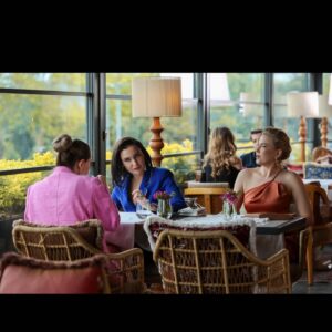 Şebnem Dönmez Instagram - Ah başını kaçırdım! Son dakikalarından sesleniyorum.
Anlatılmaz yaşanır bi deneyimdi. Bu şahane deneyim seyircinin sevgisiyle katlanarak büyüdü.
Son 1,5 yılında dahil olduğum bu nefis projede hayatıma giren şahane insanlar, unutulmaz anıları kalbime koydum✨ muhteşem #yasakelma evreni bu akşam ekranlara veda ediyor. 
Diziyi canım @eda.ece de bu akşam arkadaşlarımla izleme keyfini kaçırdım ama kalbim sizinle güzeller !
Yapımda, tasarımında, ekrana gelişinde emeği geçen herkese sonsuz teşekkürler🌟 
hepinizi çok seviyorum!
@sevvalsam @eda.ece  @ssereennayy @ayybuke @sonattokuc @selaley @melisadogu @bdamlayilmaz @eceerdek @karpooz @sevdaerginci @serkanrutkayayikoz @vildan.vatanseverr @murataygen @1murataydogdu @emrekzlrmk @bylecielofficial @nehirerdogan  @eceozdikici @bahtiyarmemili  @barisaytac @ismail.kaplan  @elfturg @ibrahim.adibelli @duygusinannn @bekiraksoy @kenanacr @denizbulutguner @zeyzeynooo #meliscivelek @medyapimresmi @yasakelmafox 

Burada adını sayamadığım, sayıca oldukça kalabalık, perde arkasında arı gibi çalışan ve her daim mutlu ve rahat olabilmemiz için bizlere  özenle yaklaşan kamera arkasındaki çalışma arkadaşlarıma ve 
bu değerli emeğe büyük bir sevgiyle karşılık veren seyirciye çok teşekkürler⚡️bu sevda bitmez !