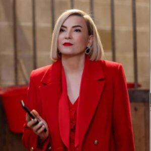 Şebnem Dönmez Instagram - Ah başını kaçırdım! Son dakikalarından sesleniyorum.
Anlatılmaz yaşanır bi deneyimdi. Bu şahane deneyim seyircinin sevgisiyle katlanarak büyüdü.
Son 1,5 yılında dahil olduğum bu nefis projede hayatıma giren şahane insanlar, unutulmaz anıları kalbime koydum✨ muhteşem #yasakelma evreni bu akşam ekranlara veda ediyor. 
Diziyi canım @eda.ece de bu akşam arkadaşlarımla izleme keyfini kaçırdım ama kalbim sizinle güzeller !
Yapımda, tasarımında, ekrana gelişinde emeği geçen herkese sonsuz teşekkürler🌟 
hepinizi çok seviyorum!
@sevvalsam @eda.ece  @ssereennayy @ayybuke @sonattokuc @selaley @melisadogu @bdamlayilmaz @eceerdek @karpooz @sevdaerginci @serkanrutkayayikoz @vildan.vatanseverr @murataygen @1murataydogdu @emrekzlrmk @bylecielofficial @nehirerdogan  @eceozdikici @bahtiyarmemili  @barisaytac @ismail.kaplan  @elfturg @ibrahim.adibelli @duygusinannn @bekiraksoy @kenanacr @denizbulutguner @zeyzeynooo #meliscivelek @medyapimresmi @yasakelmafox 

Burada adını sayamadığım, sayıca oldukça kalabalık, perde arkasında arı gibi çalışan ve her daim mutlu ve rahat olabilmemiz için bizlere  özenle yaklaşan kamera arkasındaki çalışma arkadaşlarıma ve 
bu değerli emeğe büyük bir sevgiyle karşılık veren seyirciye çok teşekkürler⚡️bu sevda bitmez !