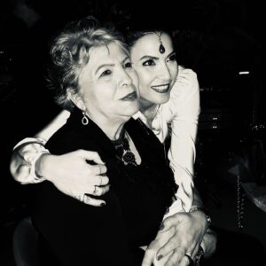 Şebnem Dönmez Instagram - Rahminden dünyaya geldiğim, besleyen, bakan, büyüten bana herkesten ve her şeyden çok öğreten kadın.  Adı gibi çok Saadet’li bir yaşamı olmadı ama o her zaman şen kahkahalar atmayı seçti. Tırnaklarını kırmızıya boyadı, renklere büründü yani inadına bu hayatı çok sevdi.
Çok tuhaf. Artık bu dünyada olan bir anne ve babanın kızı değilim. Ama bu bedende ikamet ettiğim sürece hep annemle babamın kızıyım. Bu dünyadan bir Saadet hanım geçti. Gülen yüzünle daima kalbimde olacaksın annecim. 

İkinizin de yolu hep ışık olsun.