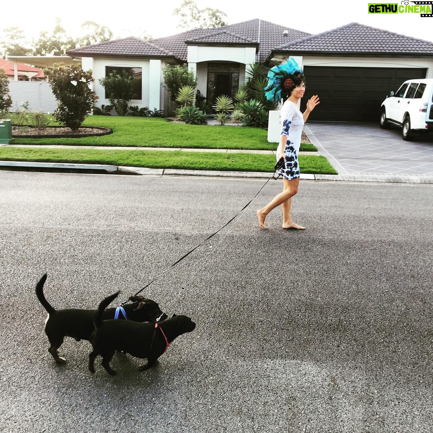 Şebnem Dönmez Instagram - Herkes gibi seyahat etmeye bayılırım. Kuzey ay düğümü yay olanlar gezenti olurlar. (evet ya ben astrolojiye inanıyorum:) yani güçlü bir niyetle istersem bir şekilde oldururum ayıptır söylemesi. Günün şartları hemen o niyete doğru hizalanmaya başlar. Sihirli bişeyler olur, yollar açılır, zaman uygun hale gelir ve bi bakmışım uzaklardayım. Seferi geçen uzun bir dönemden sonra canım hiç bir yere gitmek istemiyordu. Biraz oraya biraz buraya kısa tatiller dışında 2017’den beri olduğum yere kökleniyorum. Ama rüzgar değişti. 2024 gezme yılı olacak. Özellikle ikinci yarıda listemde hala görülmemiş yerlere gitmenin tohumudur bu post. 1- Machu Picchu 2- Shasta Dağı 3- Avustralya 4-Cliffs of Moher 5- Floransa 6- Londra 7-Koh Phangan 8-Cenevre sokakları 9- Cape Town 10-Sacred Valley