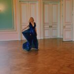 Şebnem Dönmez Instagram - Bugün sonuç ne olursa olsun, hayat sevincimiz hiç solmasın. Bu minnacık belki bir kum tanesinden de küçük gezegende büyük bir dansın parçasıyız. Bazen kenarda oturup hiç hareket etmeyerek, bazen dans pistinde devinerek, her daim o dansın içindeyiz. Bu dansın adı: Karanlığın ve ışığın dansı. Ve o kalbimizin ritminde başlıyor. Zerrelerimizde varolan gölgelerin ve ışıkların dansı. Bunun farkına varmak ve ikisini de onurlandırabilmektir ‘kendini aşmak’ denen şey. Bir şeyler bizim başımıza gelmiyor, bir şeyler bizim için oluyor. Bugün sonuç ne olursa olsun gölgelerinin farkında olan ve yüzünü büyük bir yaşam inadıyla hep ışığa döndürenlerin, kalp kalbe yürüyüşünü, el ele oluşunu yaşamaya, deneyimlemeye , hissetmeye devam edeceğiz. sonuç ne olursa olsun. Özgür ruhlar, çizgilerin dışına taşanlar, güzel kalpli insanlar, yol gösteren atalar, asi ruhlar ve muhteşem kadınlarla dolu bu güzel ülkede yaşadığım gerçeğini hiç bir şey değiştirmiyecek.