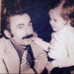 Şebnem Dönmez Instagram – Rahminden dünyaya geldiğim, besleyen, bakan, büyüten bana herkesten ve her şeyden çok öğreten kadın.  Adı gibi çok Saadet’li bir yaşamı olmadı ama o her zaman şen kahkahalar atmayı seçti. Tırnaklarını kırmızıya boyadı, renklere büründü yani inadına bu hayatı çok sevdi.
Çok tuhaf. Artık bu dünyada olan bir anne ve babanın kızı değilim. Ama bu bedende ikamet ettiğim sürece hep annemle babamın kızıyım. Bu dünyadan bir Saadet hanım geçti. Gülen yüzünle daima kalbimde olacaksın annecim. 

İkinizin de yolu hep ışık olsun.