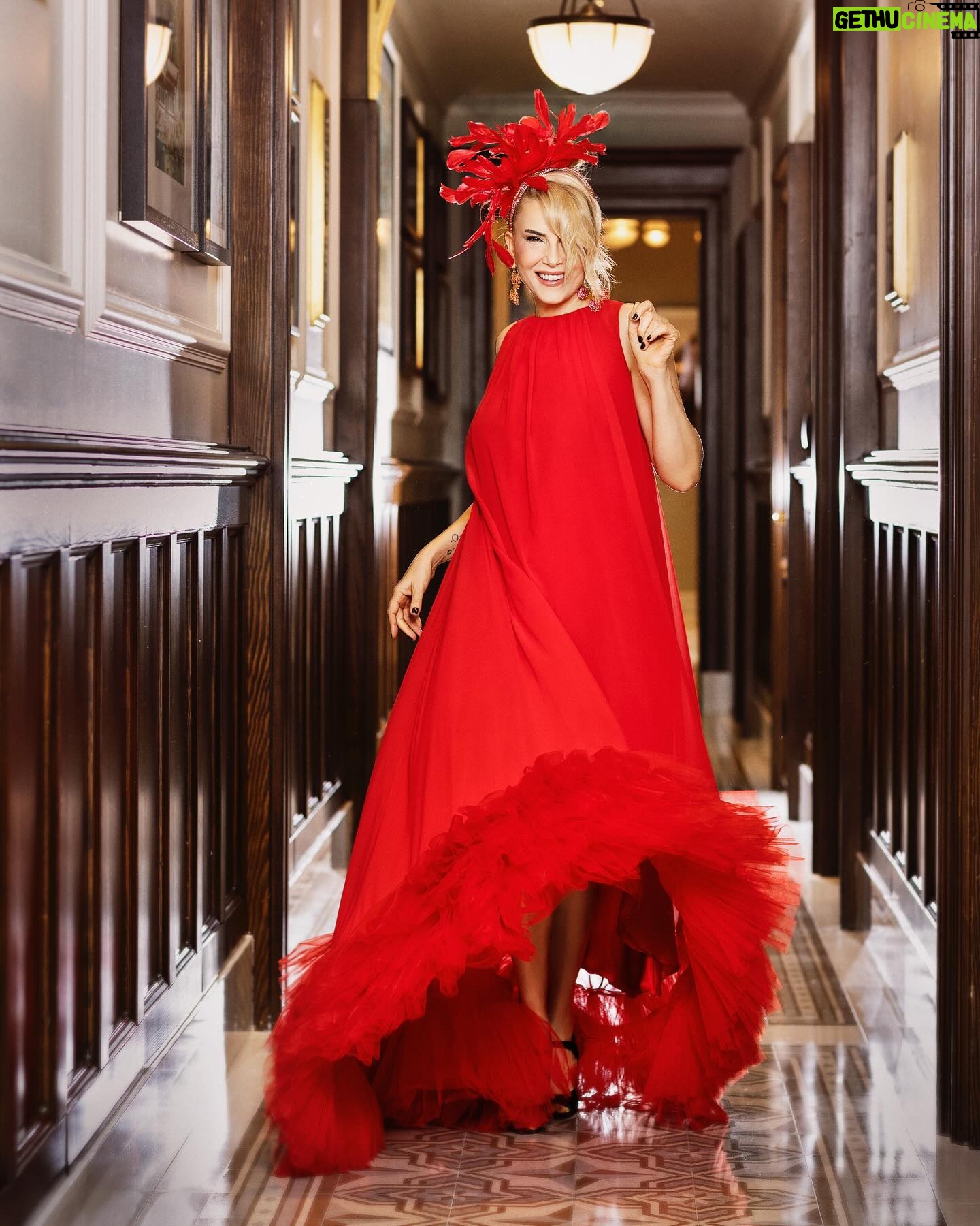 Şebnem Dönmez Instagram - 🎈 @guzellikyayinda Aralık Sayısı Mekan: The Peninsula Hotel Fotoğraf: Selin Saral Röportaj Gözde Atakoğlu Styling: 816 Styling ( Mina Tanay - Burcu Çam ) Makyaj: Nars ve Shiseido ürünleri ile İsmail Bozkuş Saç: Okan Zengin