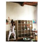 Şebnem Dönmez Instagram - Herkes gibi seyahat etmeye bayılırım. Kuzey ay düğümü yay olanlar gezenti olurlar. (evet ya ben astrolojiye inanıyorum:) yani güçlü bir niyetle istersem bir şekilde oldururum ayıptır söylemesi. Günün şartları hemen o niyete doğru hizalanmaya başlar. Sihirli bişeyler olur, yollar açılır, zaman uygun hale gelir ve bi bakmışım uzaklardayım. Seferi geçen uzun bir dönemden sonra canım hiç bir yere gitmek istemiyordu. Biraz oraya biraz buraya kısa tatiller dışında 2017’den beri olduğum yere kökleniyorum. Ama rüzgar değişti. 2024 gezme yılı olacak. Özellikle ikinci yarıda listemde hala görülmemiş yerlere gitmenin tohumudur bu post. 1- Machu Picchu 2- Shasta Dağı 3- Avustralya 4-Cliffs of Moher 5- Floransa 6- Londra 7-Koh Phangan 8-Cenevre sokakları 9- Cape Town 10-Sacred Valley